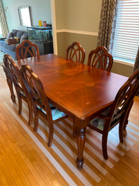Extendable Wooden Dining Table with 6 chairs