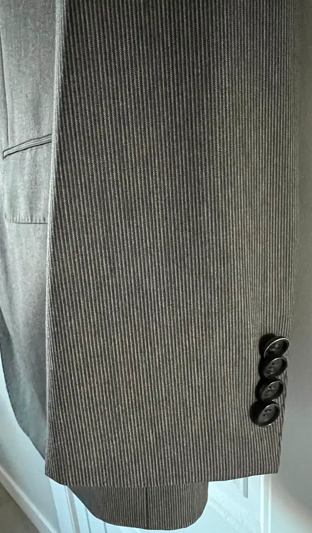 Hugo Boss Men’s Suit 44R –  with Pocket Square and Garment Bag in Men's in St. Albert - Image 5