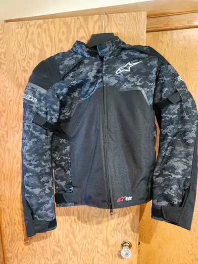 EU 2016/425 CAT ll Plus. Size Large. Excellent condition. Call 204-793-6872.