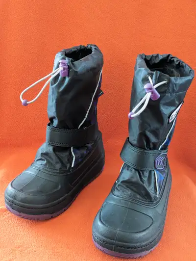 Girls size 2 velcroed boots, View more