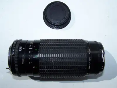 Voici un zoom (sigma) 75-300 mm pour caméra PENTAX. Acheté il y a plusieurs années en Angleterre. Tr...