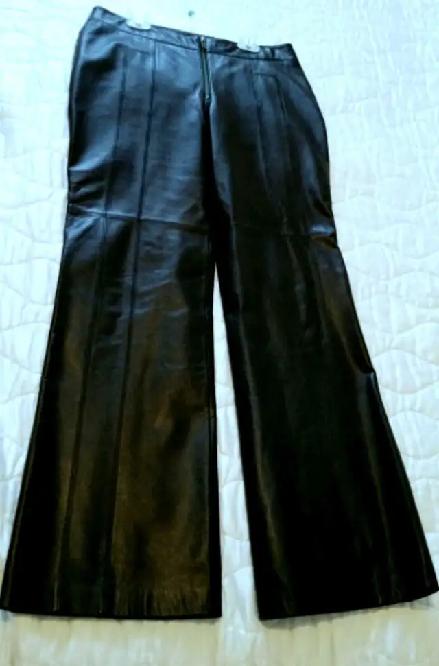 Leather Pants New  Danier White or Black Size 6 in Women's - Bottoms in St. Catharines - Image 6