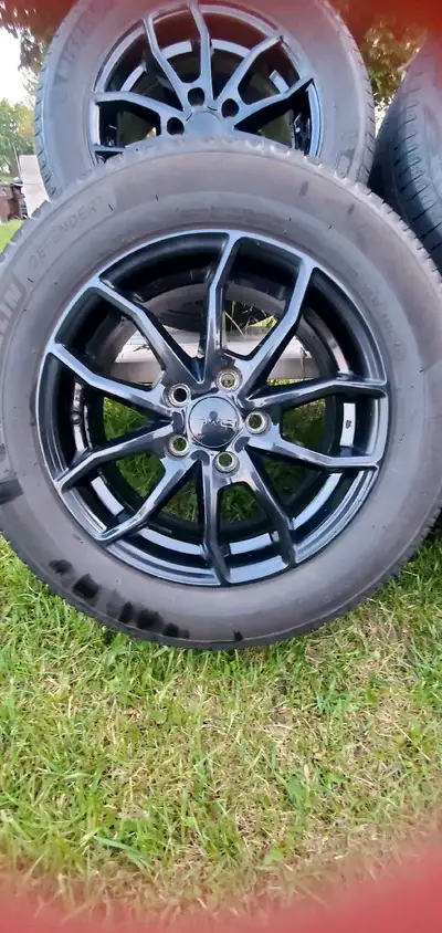 4mag 16" avec pneus était sur Toyota camry