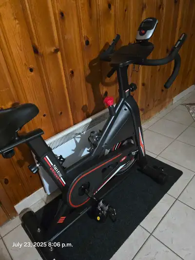 Un vélo stationnaire rarement utilisé en bonne état achete en 2020.