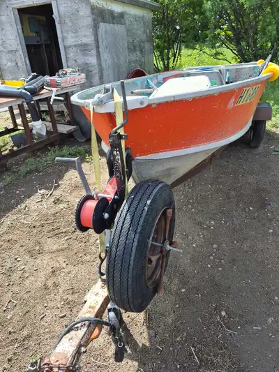 14 ft aluminum fishing boat comes with 3 flip down seats 2 oars 12volt tolling motor (no battery ) a...