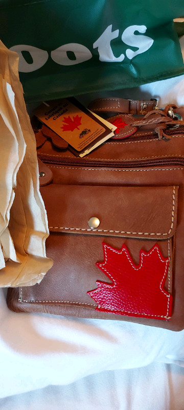BRAND NEW ROOTS CROSSBODY BAG with tags still on in Women's - Bags & Wallets in Thunder Bay - Image 3