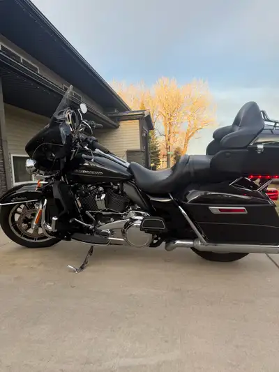 2017 Harley Davidson Ultra Ltd. 25,000km, 107 Engine, Totally stock. $17,000 o.b.o