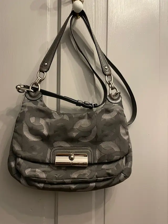 Coach purse with strap  in Women's - Bags & Wallets in Barrie - Image 2