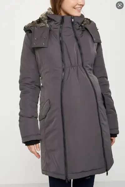 Manteau d'hiver de maternité avec capuchon amovible intérieur en simili fourrure très douce. Vient a...