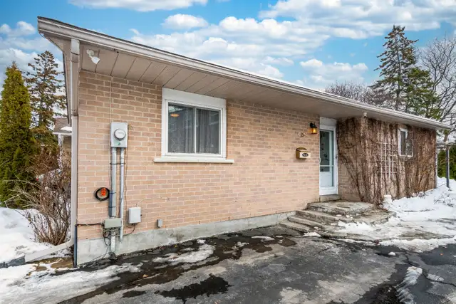 Cozy Detached Bungalow In Brampton!