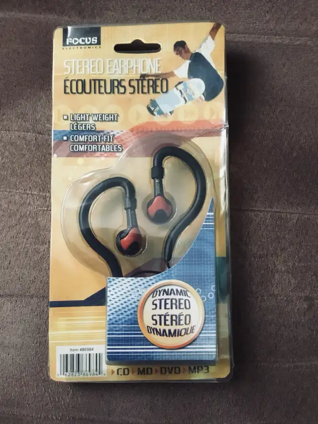 Dynamic Stereo Earphones in Headphones in Markham / York Region - Image 2