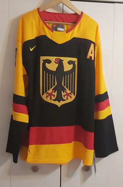 Size XXL, brand new never worn. Sorry price is firm. We live in west edmonton we will delete the ad...
