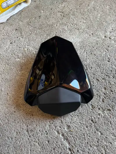 Selling a black OEM Yamaha R1 passenger seat cover, came off a 2009 Yamaha R1. Selling for $150 OBO