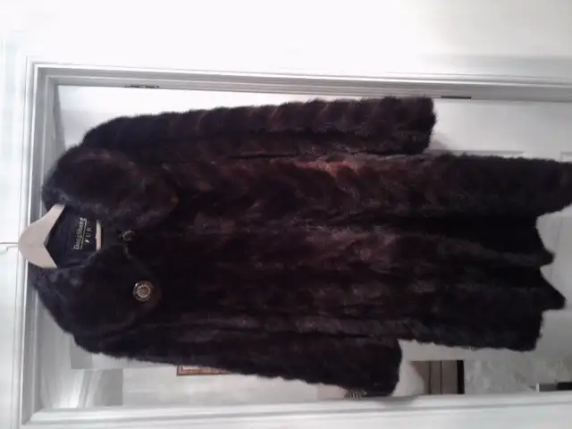 Dark brown mink coat for sale in Women's - Tops & Outerwear in Laval / North Shore - Image 4