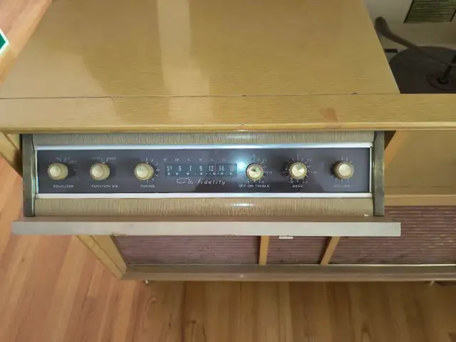 Vintage Stereo System in Arts & Collectibles in Calgary - Image 3