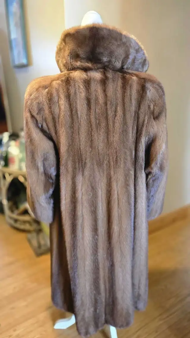 MAGNIFIQUE  MANTEAU DE VISON in Women's - Tops & Outerwear in Granby - Image 3