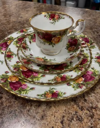 Royal Albert “Old Country Roses” set, View more