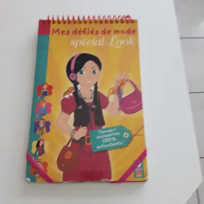 BEAU GRAND LIVRE POUR JEUNE FILLE, MES DÉFILÉS DEE MODE: $5.00, View more