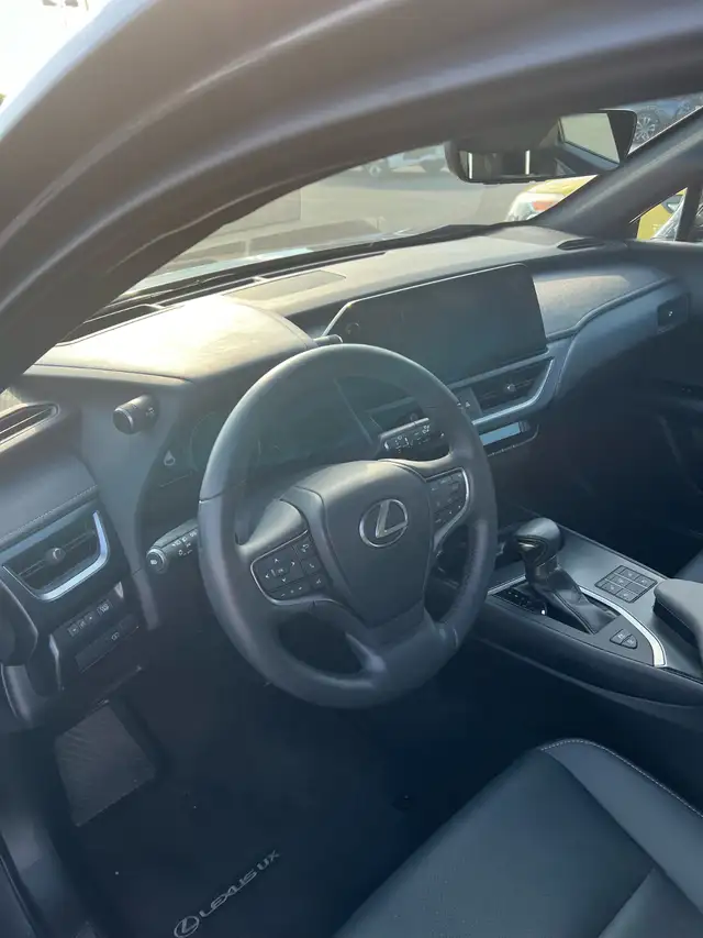 2023 Lexus UX250h AWD Groupe Luxe Hybride in Cars & Trucks in Laval / North Shore - Image 7