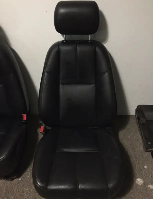 07/14 gm Chevy truck / suv black leather bucket seats in Vehicle Parts, Tires & Accessories in Hamilton - Image 3