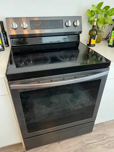 Bonne cuisinière samsung noire (modèle: NE59R66312G) Belle cuisinière Samsung moderne en excellente...