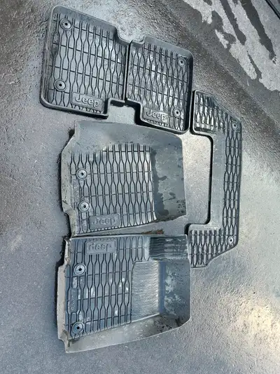 Selling set of all weather mats (3 rows) for Jeep Grand Cherokee L Less than 1 year old
