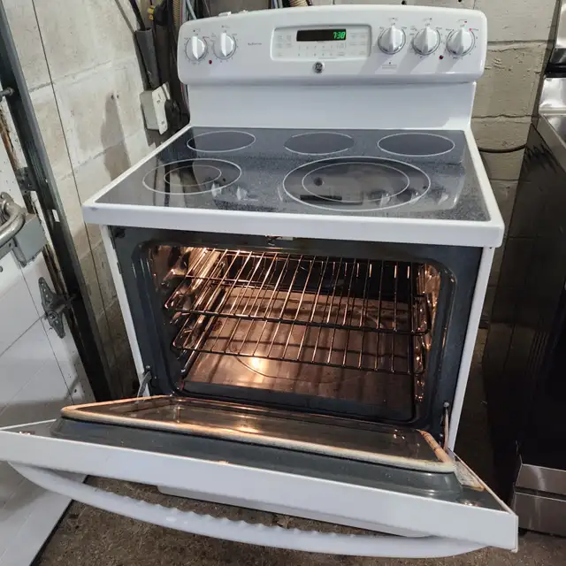 GE electric adora oven glass cook top White stove in Stoves, Ovens & Ranges in Oakville / Halton Region - Image 6
