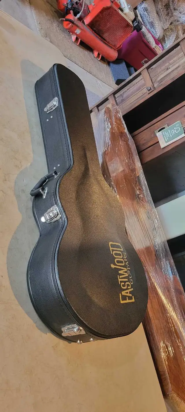Eastwood airline H78 guitar and case  in Guitars in Oakville / Halton Region - Image 10