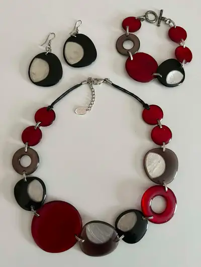 2 ensembles de collier à voir!, View more