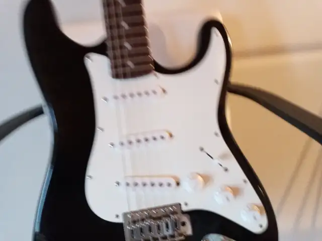 SILVERSTONE BLACK\WHITE ELECTRIC GUITAR in Guitars in City of Halifax - Image 9