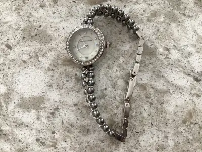 Montre / Watch (Beaded bracelet) La montre est fonctionnelle avec une nouvelle pile The watch is fun...