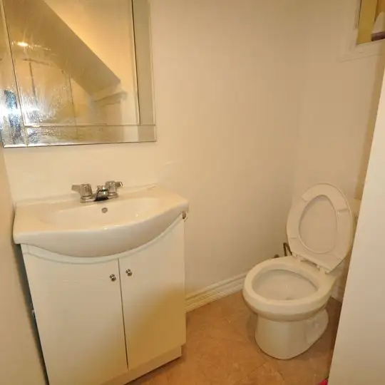 Spacious 2+1 Bedroom for Rent in Long Term Rentals in City of Toronto - Image 8