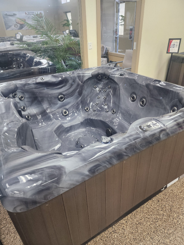 MAAX AW 270 - 6 Person Hot Tub in Hot Tubs & Pools in Edmonton - Image 3