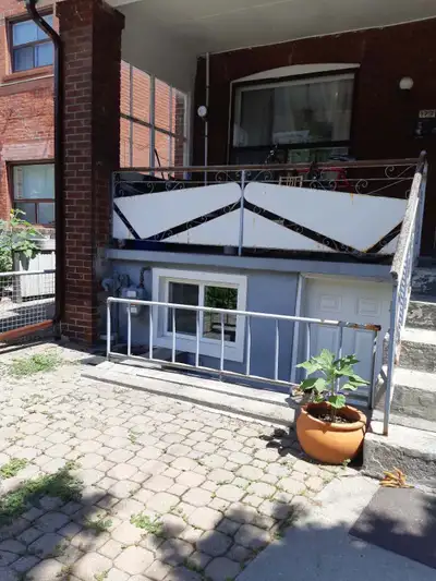 2 bedrooms basm Apt DT Toronto Bathurst & Dundas all included