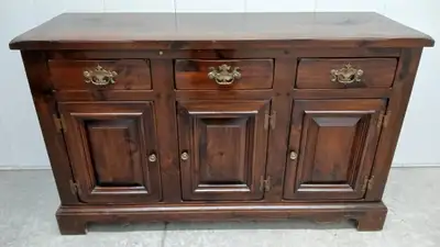 * AS FUNCTIONAL AS IT IS DISTINGUISHED * Excellent condition, with original brass-tone hardware Draw...