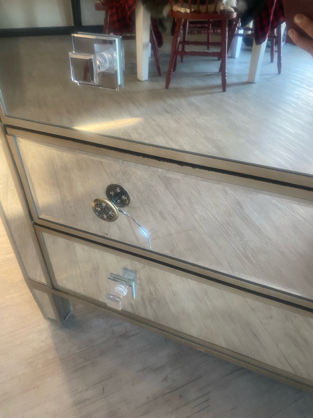 Mirror Dresser in Multi-item in Red Deer - Image 4