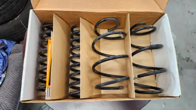 Grille avant 50$ Coil spring 200$ Cover de miroir 50$ Ou le tout pour 275$ Pièces d'origine de bmw 3...