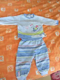 Pyjama deux pièce bleu avec motifs taille 12 mois