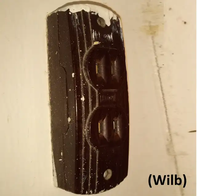 Vintage Art Deco Surface Receptacle - Leviton, Brown, 2-Prong in Arts & Collectibles in Markham / York Region - Image 5
