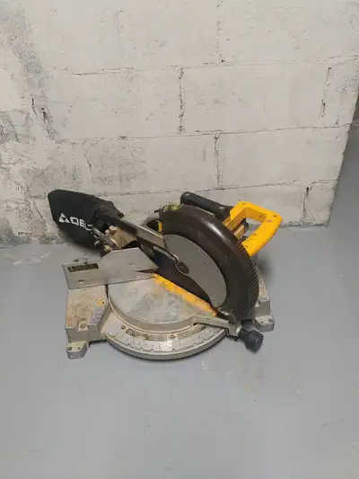 Used 12 inch m itre saw 80$ or best offer..
