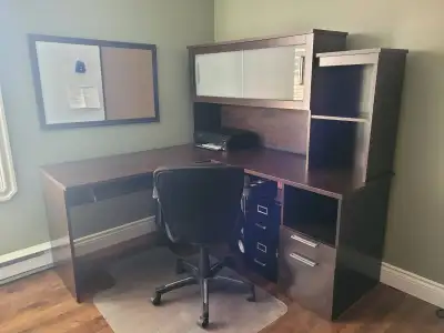 Bureau de travail/d’ordinateur avec chaise ajustable à roulettes, View more