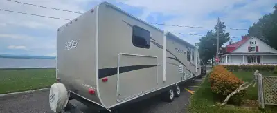 Roulotte shasta Flyte 31 pieds 2016 Très propre n’a pas servi beaucoup. Air climatisé central foncti...