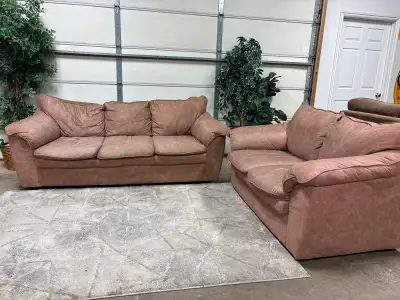 Beautiful condition couch and loveseat set. Couch measures 7ft, loveseat 5.5ft. No rips or tears Fee...