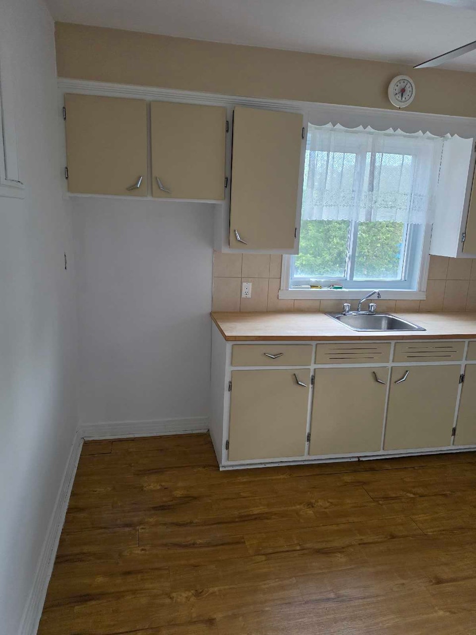 Appartement lumineux avec planchers de bois 4