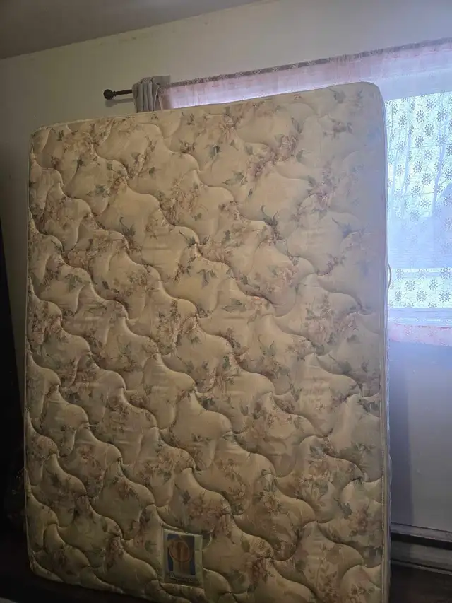 Set de lit avec matelas in Beds & Mattresses in Longueuil / South Shore - Image 5
