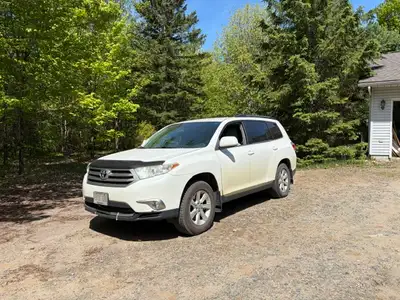 2011 Toyota Highlander 3.5l v6 $5500 Sold as is. drives great pm only no phone calls and no low ball...