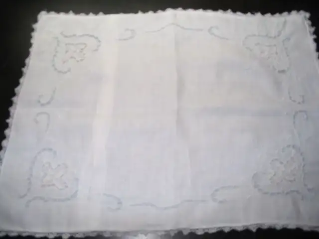 VINTAGE BELLE NAPPE POINTS RICHELIEU - SERVIETTES - BRODERIE in Arts & Collectibles in Laval / North Shore - Image 5