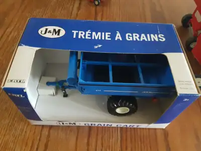 die cast 2010 ertl J & M grain cart new in box 1/32 scale