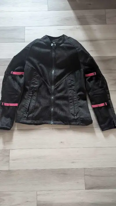 Size medium * Full mesh construction for maximum airflow * Removable CE-certified armour in the shou...