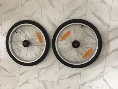 2 roues de 20 x 1.75 provenant d'une remorque de vélo, View more